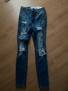 Hollister Distressed Dark Blue Skinny Jeans for Women